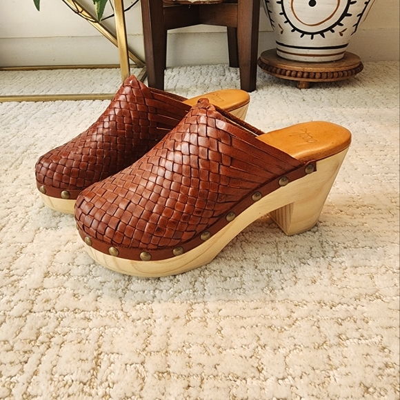 NWT Beek Woodhen woven clogs in chestnut brown - Picture 2 of 5